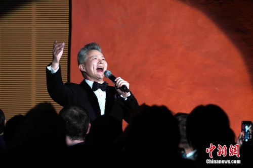 圖為著名歌唱家王宏偉在現(xiàn)場(chǎng)演唱中走下舞臺(tái)與觀眾互動(dòng)。 <a target='_blank' >中新社</a>記者 彭大偉 攝