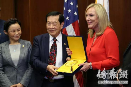 　李昌鈺回贈他破案用的放大鏡給巴格。僑報(bào)記者高睿攝