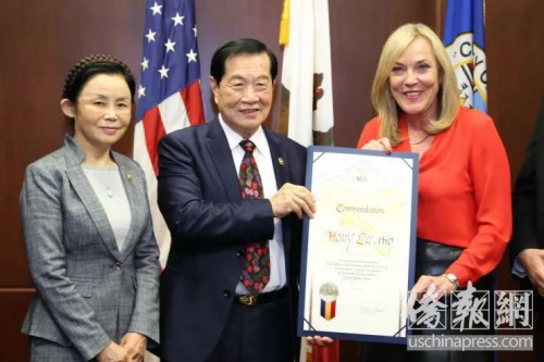 洛縣縣政委員巴格(右)為李昌鈺頒獎。僑報(bào)記者高睿攝