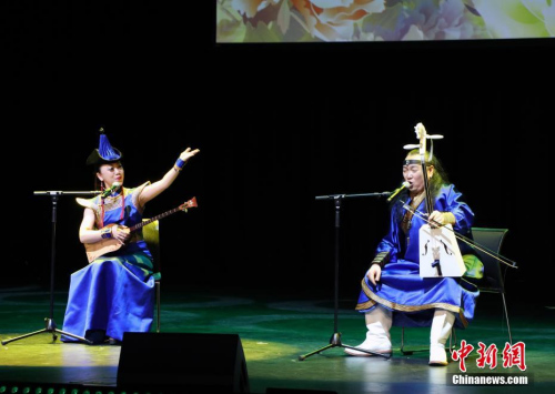 圖為蒙古利亞組合演唱《黑駿馬》。<a target='_blank' >中新社</a>發(fā) 姜長庚 攝