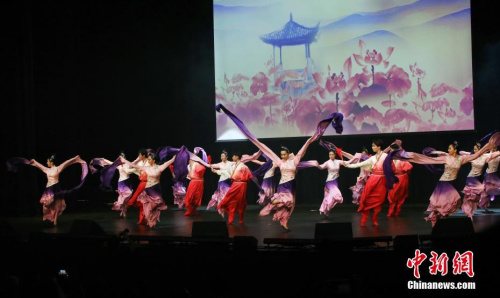 圖為悉尼本土藝術(shù)團(tuán)體“華星藝術(shù)團(tuán)”的演員們同臺獻(xiàn)藝，演出舞蹈《袖舞翩躚》。<a target='_blank' >中新社</a>發(fā) 姜長庚 攝