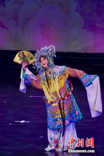 當(dāng)?shù)貢r間2月14日晚，德國法蘭克福衛(wèi)星城哈瑙國會劇院內(nèi)暖意濃濃，2019年“四海同春”赴歐洲藝術(shù)團的藝術(shù)家們趕在農(nóng)歷正月初十這天，為現(xiàn)場上千名旅德華僑華人及德國觀眾送上了一臺年味十足的中華文化盛宴。圖為梅派京劇傳人胡文閣表演京劇《貴妃醉酒》和《梨花頌》。<a target='_blank' >中新社</a>記者 彭大偉 攝