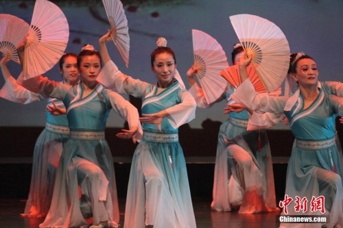 當(dāng)?shù)貢r間2月10日，多倫多華星藝術(shù)團表演舞蹈《大敦煌》。當(dāng)晚，由多倫多華星藝術(shù)團主辦的2019“四海同春·華星閃耀”新春晚會在加拿大多倫多上演。<a target='_blank' >中新社</a>記者 余瑞冬 攝