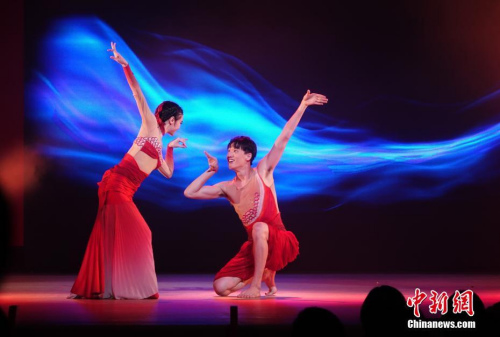 2月18日晚，2019年“四海同春”亞洲團在印尼泗水傾情獻藝，提前為當?shù)貎S胞送上元宵節(jié)祝福。圖為雙人舞《雙》。<a target='_blank' >中新社</a>記者 周欣嬡 攝