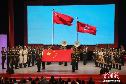 圖為中國人民解放軍駐港部隊軍樂隊儀仗隊進行奏唱國歌儀式。<a target='_blank' >中新社</a>記者 謝光磊 攝
