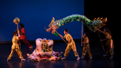 當(dāng)?shù)孛耖g藝術(shù)團(tuán)表演獅龍共舞 當(dāng)?shù)孛耖g藝術(shù)團(tuán)表演獅龍共舞