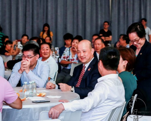 來(lái)自中國(guó)潮州故鄉(xiāng)的400多位華人僑胞歡聚一堂。