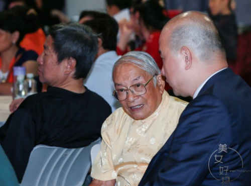 眼角中流露的絲絲思鄉(xiāng)情懷，離家時(shí)的青澀少年現(xiàn)在已白發(fā)蒼蒼 ，以鄉(xiāng)語(yǔ)慰鄉(xiāng)愁。