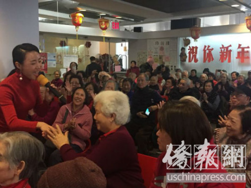 老人家們與藝術家熱烈互動。(美國《僑報》/林菁 攝)