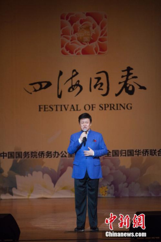 圖為中國(guó)男高音歌唱家呂繼宏為觀眾獻(xiàn)唱歌曲《咱老百姓》。<a target='_blank' >中新社</a>記者 馬德林 攝