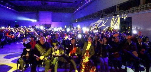 郭蓉在演唱歌曲《紅旗飄飄》時(shí)，現(xiàn)場(chǎng)觀眾紛紛打開手機(jī)的閃光燈，伴隨著旋律揮動(dòng)手臂。