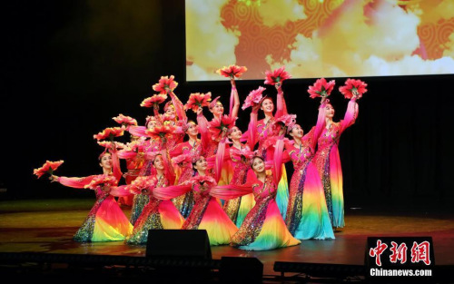 資料圖：2019年2月16日晚，“四海同春”慰僑演出，在悉尼國際會(huì)議中心舉行，為當(dāng)?shù)厝A僑華人和民眾送來新春祝福。圖為歌舞《盛世歡歌》。<a target='_blank' >中新社</a>發(fā) 姜長庚 攝