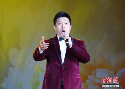 圖為男高音歌唱家田彥演唱《在那遙遠(yuǎn)的地方》。<a target='_blank' >中新社</a>記者 周欣嬡 攝