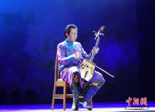 圖為中央民族歌舞團(tuán)青年馬頭琴演奏家張鐸表演《萬馬奔騰》。<a target='_blank' >中新社</a>記者 周欣嬡 攝