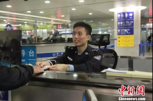 上海邊檢部門為旅客提供高效優(yōu)質的通關服務?！≤窡?攝