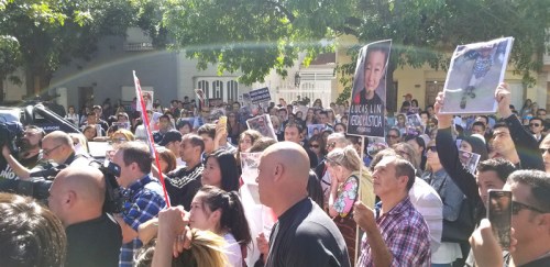 拉普拉塔華人街頭抗議，就男童溺亡一案向校方討公正(圖片來源：拉普拉塔商會(huì)) 