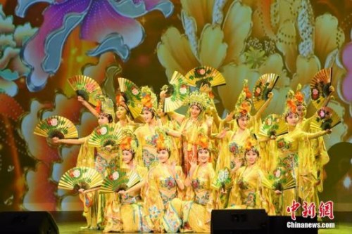 資料圖：當?shù)貢r間2月24日，由中國國務院僑辦、中國僑聯(lián)主辦的2019年“四海同春”慰僑演出在美國首都華盛頓舉行。本次演出團先后在美國邁阿密、圣安東尼奧、紐約、費城巡演。當晚，在華盛頓的“收官”演出贏得滿堂喝彩。<a target='_blank' >中新社</a>記者 陳孟統(tǒng) 攝