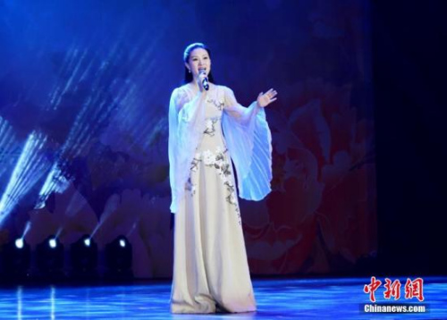 當?shù)貢r間2月24日晚，2019年“四海同春”亞洲團在仰光國家大劇院迎來收官演出。該團農(nóng)歷正月初三由北京出發(fā)，期間分別到訪日本、印尼、緬甸三個國家，為名古屋、福岡、東京、泗水、棉蘭、仰光等六座城市帶來了精彩絕倫的文化盛宴。圖為女高音歌唱家雷佳演唱《蘆花》。<a target='_blank' >中新社</a>記者 周欣嬡 攝