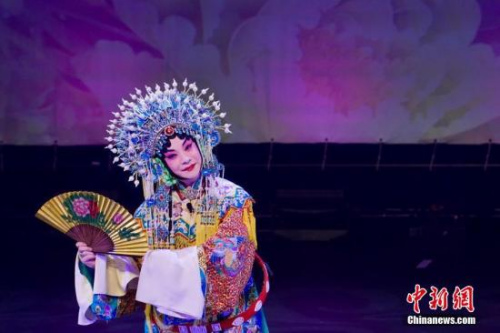 當?shù)貢r間2月14日晚，德國法蘭克福衛(wèi)星城哈瑙國會劇院內(nèi)暖意濃濃，2019年“四海同春”赴歐洲藝術團的藝術家們趕在農(nóng)歷正月初十這天，為現(xiàn)場上千名旅德華僑華人及德國觀眾送上了一臺年味十足的中華文化盛宴。圖為梅派京劇傳人胡文閣表演京劇《貴妃醉酒》和《梨花頌》。 <a target='_blank' >中新社</a>記者 彭大偉 攝（資料圖）