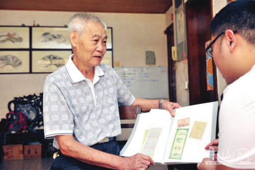  劉善弼向記者展示他的收藏。