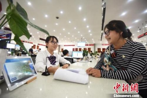 資料圖：居民正在行政審批柜臺(tái)辦理手續(xù)?！⑩x 攝