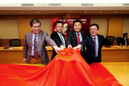圖為嘉賓為新書揭幕，從左到右暨南大學(xué)華僑華人研究院教授張應(yīng)龍、廣東省僑聯(lián)文化部部長楊春華、嶺南大學(xué)校長鄭國漢、清華大學(xué)華商研究中心主任龍登高教授。