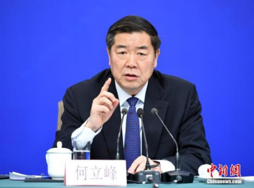 　3月6日，十三屆全國人大二次會(huì)議新聞中心舉行記者會(huì)，邀請(qǐng)國家發(fā)展和改革委員會(huì)主任何立峰、副主任寧吉喆、連維良就“大力推動(dòng)經(jīng)濟(jì)高質(zhì)量發(fā)展”相關(guān)問題回答中外記者提問。圖為何立峰答記者問。<a target='_blank' >中新社</a>記者 侯宇 攝