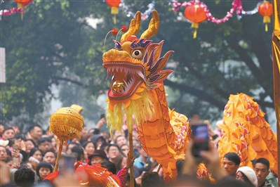 巡游中的彩龍。