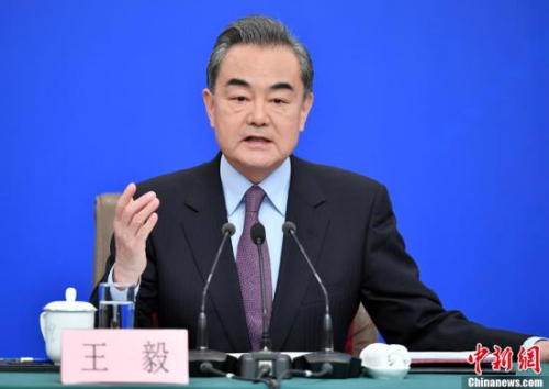 3月8日，十三屆全國人大二次會議新聞中心舉行記者會，邀請國務(wù)委員兼外交部長王毅就“中國外交政策和對外關(guān)系”相關(guān)問題回答中外記者提問。<a target='_blank' >中新社</a>記者 侯宇 攝