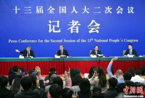 3月8日，十三屆全國人大二次會議新聞中心舉行記者會，邀請國務(wù)委員兼外交部長王毅就“中國外交政策和對外關(guān)系”相關(guān)問題回答中外記者提問。<a target='_blank' >中新社</a>記者 侯宇 攝