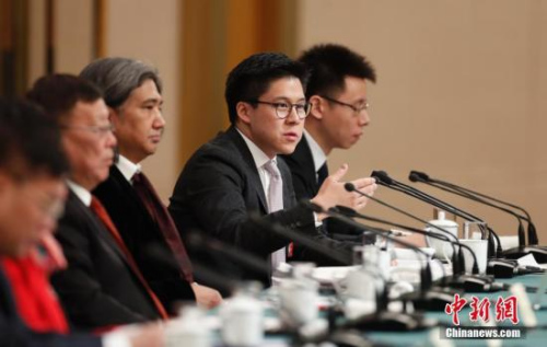 圖為中國香港體育協(xié)會(huì)暨奧林匹克委員會(huì)副會(huì)長、霍英東集團(tuán)副總裁霍啟剛委員(右二)答記者問。<a target='_blank' >中新社</a>記者 杜洋 攝