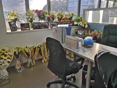 金也淘在北京的工位旁邊擺滿了用于悼念的菊花。 新京報(bào)記者 倪兆中 攝
