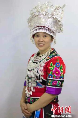 圖為全國人大代表、重慶市榮玉民族服裝廠苗家刺繡技術(shù)員李紹玉。受訪者供圖