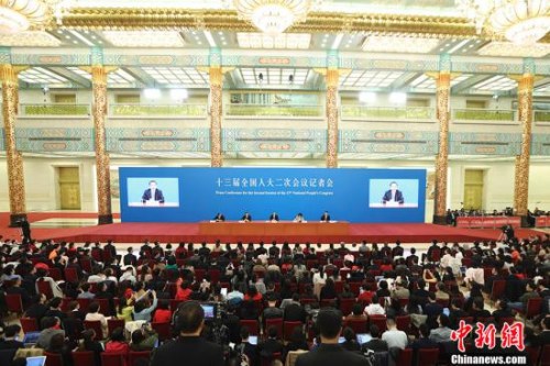 3月15日，十三屆全國人大二次會(huì)議閉幕后，中國國務(wù)院總理李克強(qiáng)在北京人民大會(huì)堂金色大廳會(huì)見采訪十三屆全國人大二次會(huì)議的中外記者并回答記者提出的問題。<a target='_blank' >中新社</a>記者 盛佳鵬 攝