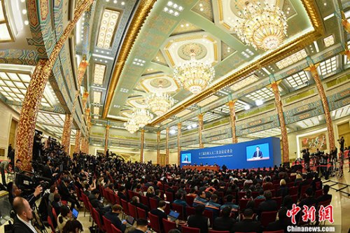 國務(wù)院總理李克強(qiáng)在北京人民大會堂金色大廳會見采訪十三屆全國人大二次會議的中外記者并回答記者提出的問題。 <a target='_blank' >中新社</a>記者 侯宇 攝