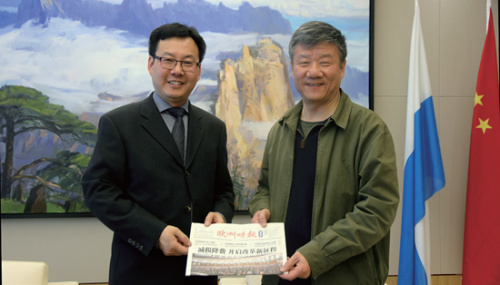 張越總領事（右）寄語《歐洲時報》德國版，發(fā)揮自身優(yōu)勢，推動全媒體融合發(fā)展。（《歐洲時報》/陳磊 攝）