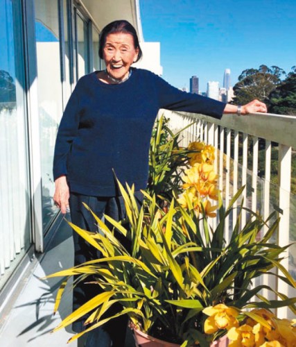 　江孫蕓即將迎來100歲的虛歲生日，忙里偷閑的她喜歡種花。(美國《世界日報》記者李晗 攝)