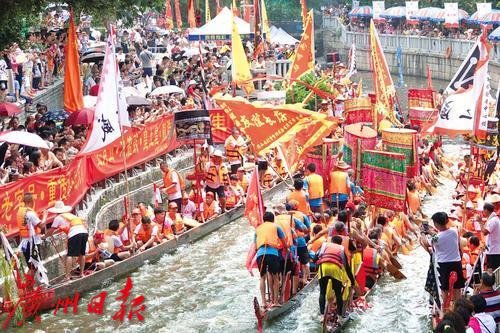 2018年6月18日，荔枝灣端午龍舟巡游鑼鼓喧天，人山人海。