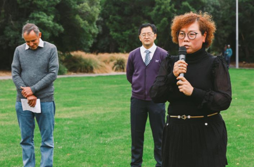 華裔代表張宏寰用中文祈福 華裔代表張宏寰用中文祈福
