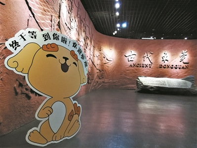 小獅太寶在博物館入口歡迎游客。