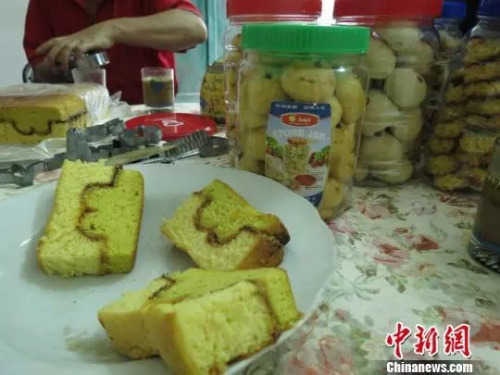 海南彬村山華僑農(nóng)場(chǎng)歸僑自己制作的螺殼糕、中國(guó)糕、菊花糕、南瓜糕、榴蓮糕、菠蘿糕、星星餅。張茜翼 攝