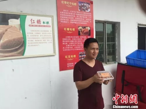 歸僑陳廣陽(yáng)在介紹自己制作的“松糕”(發(fā)糕)。 宋秀杰 攝