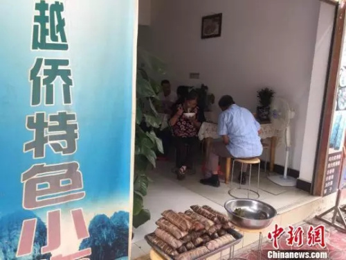 鐘明的越南特色小吃店?！埖?攝