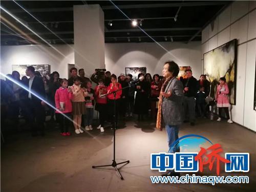 法籍華人畫家葉星千在開幕式上講話。