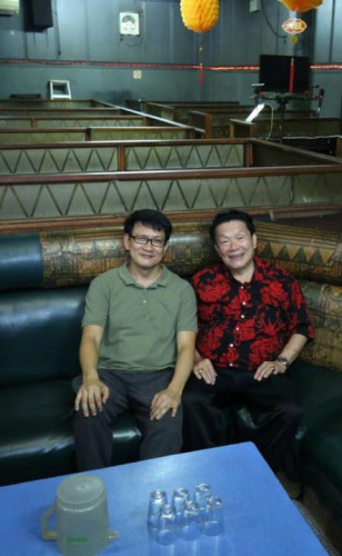 年近古稀的鄭春明(右)不忍割棄與熟客建立的感情，堅持經(jīng)營酒廳，他感念業(yè)主好友鄭朝源(左)多年不漲租，支持他繼續(xù)這門傳統(tǒng)生意。(新加坡《聯(lián)合早報》/梁麒麟 攝)