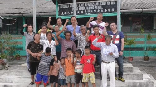 益華小學學生和家長呼吁不要停辦學校。(視頻截圖)