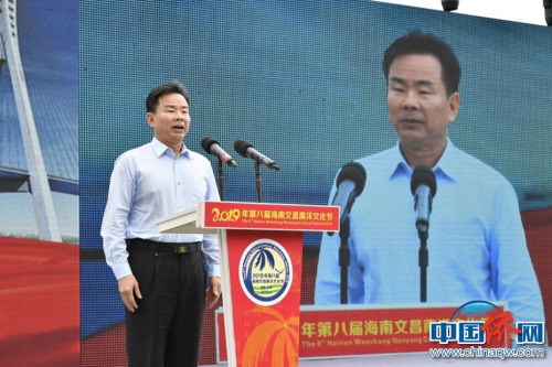 海南省委常委、省委統(tǒng)戰(zhàn)部部長肖杰宣布本屆海南文昌南洋文化節(jié)開幕。駱云飛 攝