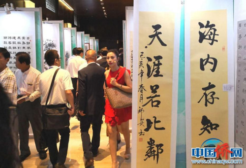 圖為2019第八屆海南文昌南洋文化節(jié)海內(nèi)外書畫交流展現(xiàn)場。尹海明 攝