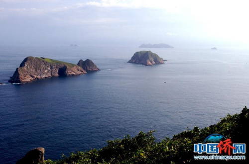 文昌外海的七州列島。天高氣遠之日，立于文昌東部的銅鼓嶺峰頂向東北方向遠眺，隱約可見幾個小島浮在浩瀚的海面上，那就是七洲列島，文昌漁民稱之為“七洲峙”。文昌市委宣傳部供圖