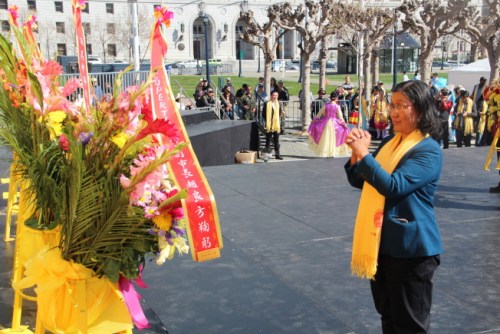 庫比蒂諾副市長趙良方獻(xiàn)花圈拜祖。(記者李晗 / 攝影)